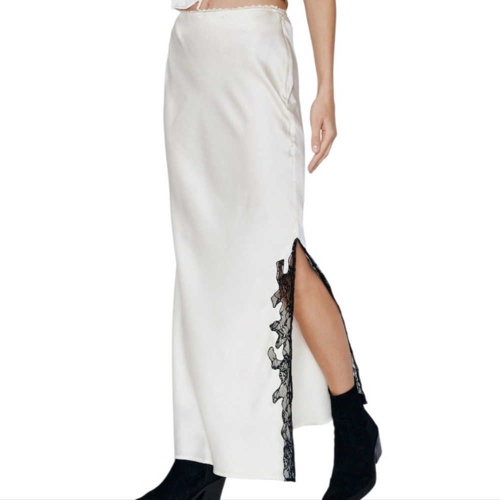 Nasty Gal Cream Satin maxi Skirt w Black Lace applique trim y2k sz 2